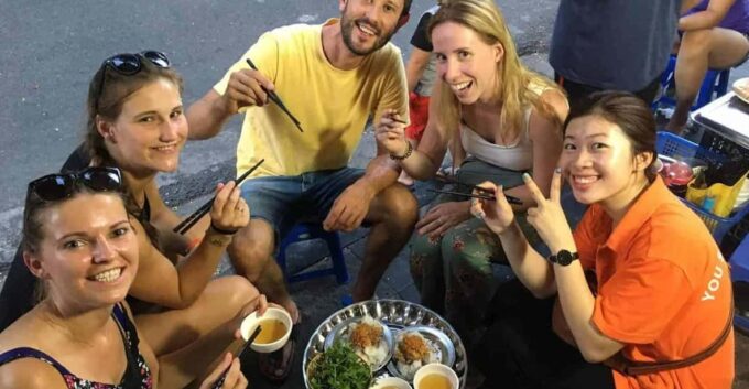 Ha Noi : Small Group Hanoi Street Food Tour - About the Local Guide