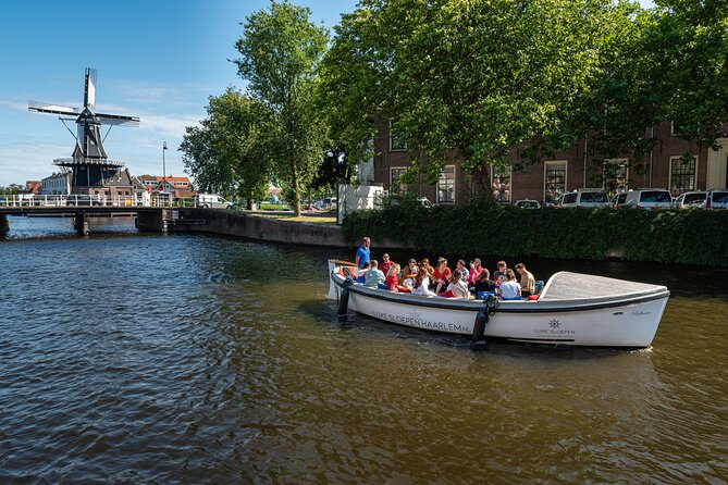 Haarlem Open Canal Tour With a Real Live Guide - Friendly and Knowledgeable Guides