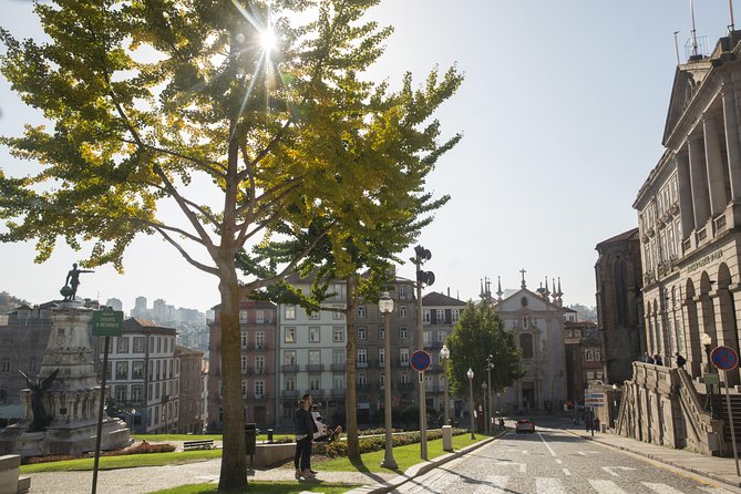 Half Day City Tour With Six Bridges Cruise and Wine Tasting - Tour Group Size