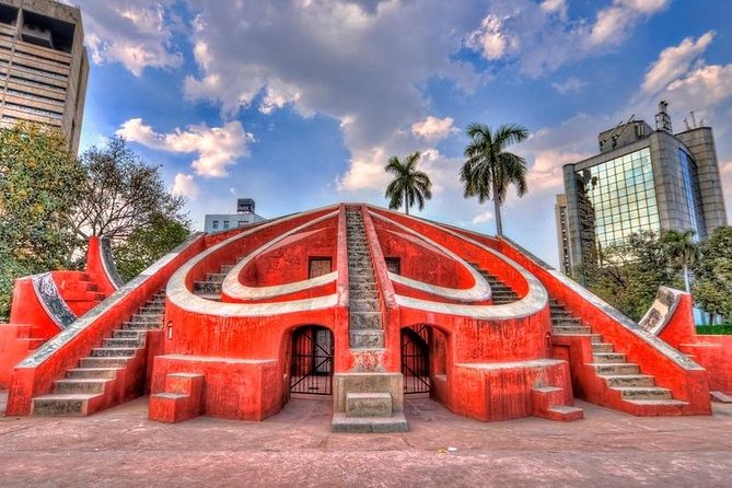 Half Day Delhi Walk Tour Includes Jantar Mantar, Agrasen Ki Baoli & Bangla Sahib - Visiting Agrasen Ki Baoli