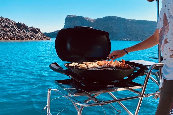 Half-Day Exclusive Catamaran Cruise in Santorini With Meal and Open Bar - Vegetarian Meal Option