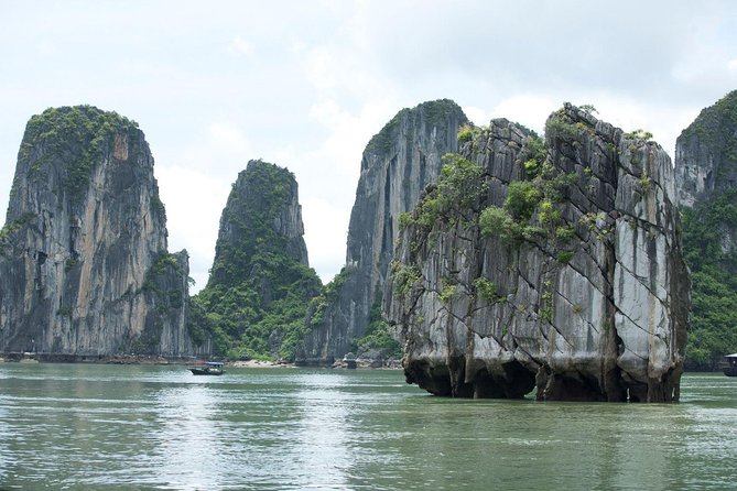 Half Day Explore Halong Bay With Lunch, Heaven Cave and Kayaking - Meeting and Pickup