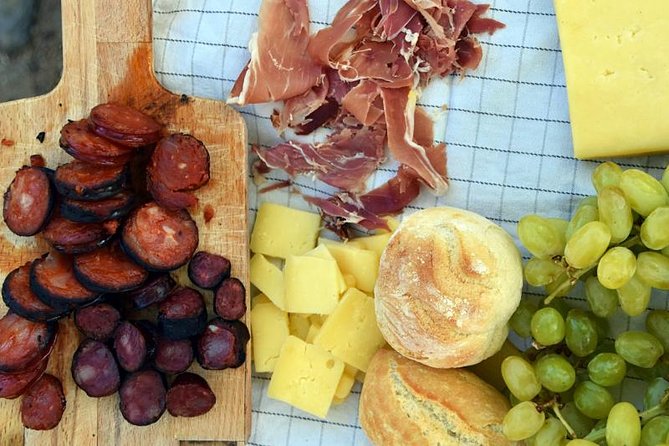 Half Day Hike & Picnic 2.0 With Dog Love in Portos Mountains - Group Size and Accessibility