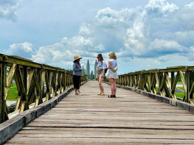 Half Day Hue to Dmz by Private Car - Visit Vinh Moc Tunnels - The Hien Luong Bridge: A Symbol of Vietnams Desire for Peace