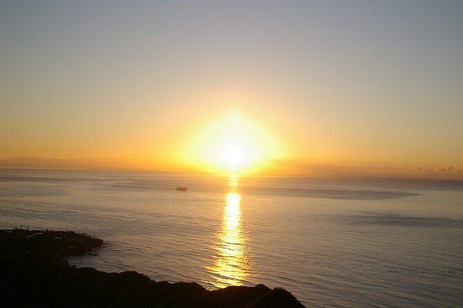 Half-day Tour in Diamond Head Sunrise and Parasail - Exploring Waikiki Afterwards