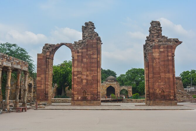Half-Day Tour Of Qutb Minar, Humayun Tomb and Agrasen Ki Baoli - Exploring Qutb Minar