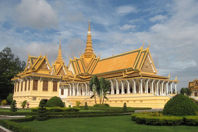 Half Day Tour to Royal Palace, Wat Phnom & Independent Monument - Meeting and Pickup