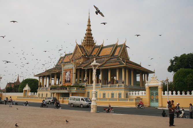 Half Day Tour to Royal Palace, Wat Phnom & Independent Monument - Wat Phnom Exploration