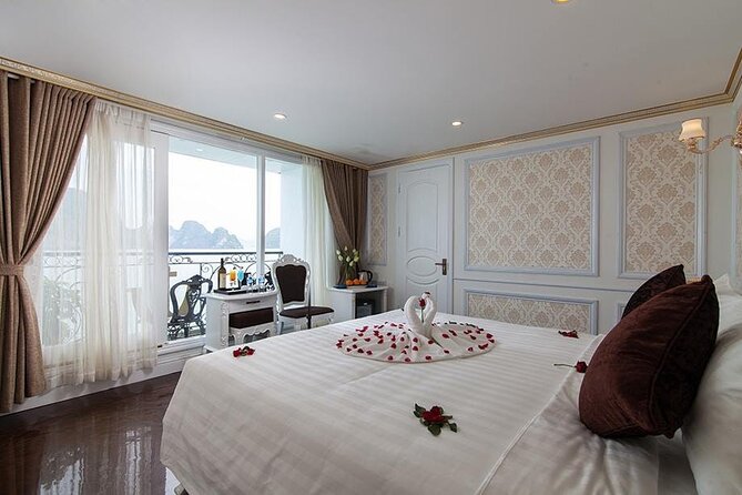 Halong Aquamarine Cruise Luxury 2 Days 1 Night Tour on Bay - Dining on Board