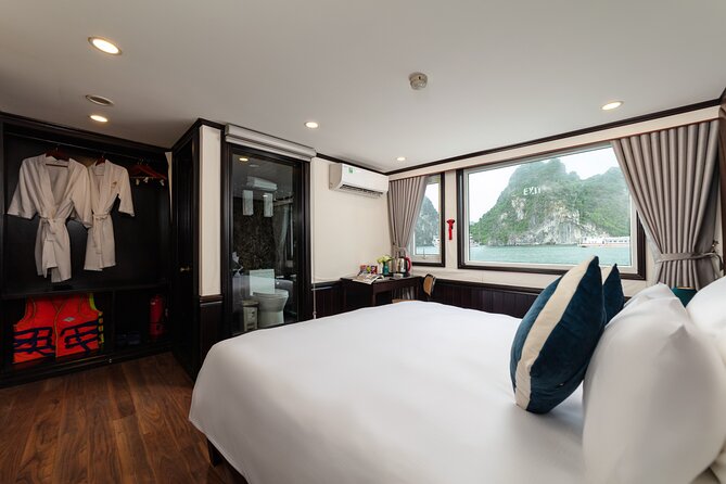 Halong Bay 2-Day Deluxe Cruise Tour Including Kayaking and Cooking Demonstration - Natural Scenery
