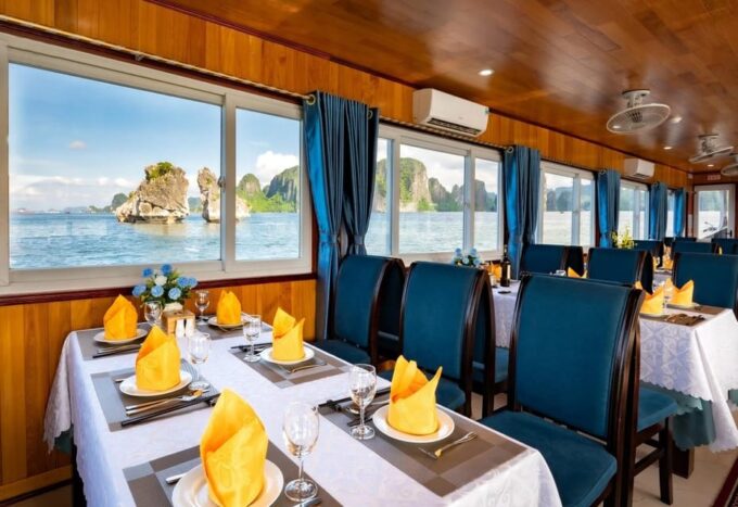 Halong Bay 4 Hours Cruise Trip: Thien Cung Cave & Kayaking - Cruise Through Halong Bay