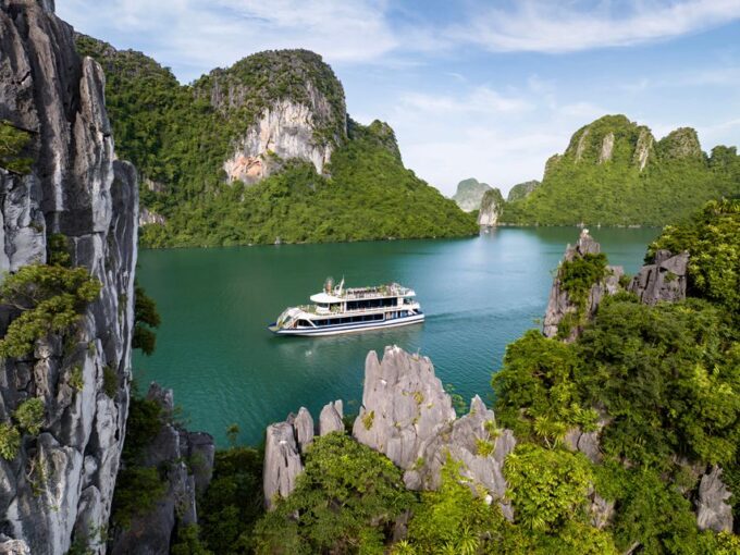 Halong Bay Luxury 5* Cruise With Kayaking & Lunch Buffet - Engage in Kayaking