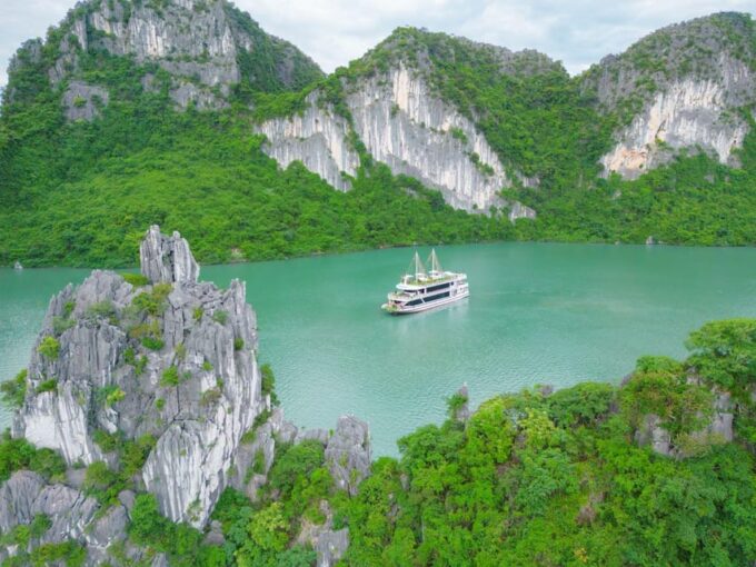 Halong Bay Luxury Daycruise/Lunch, Kayak, Cave, Titov Island - Meeting Point and Packing