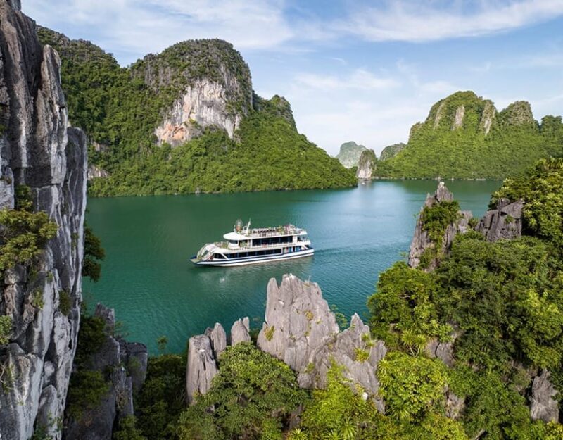 Halong Luxury Day Cruise: Kayak, Swim, Hiking, Cave Explore - Hiking and Swimming