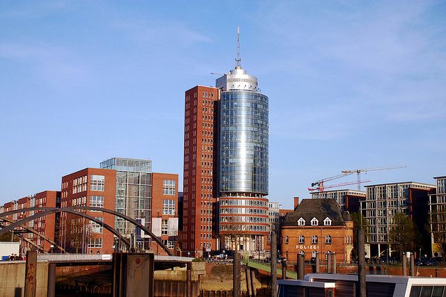 Hamburg: 1.5-Hour Comedy Bus Tour in German - Key Points