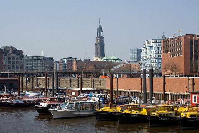 Hamburg: 1.5-Hour Comedy Bus Tour in German - Exploring Hamburgs Iconic Landmarks