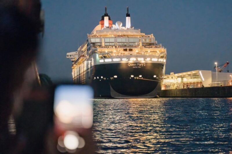 Hamburg: 1.5-Hour Evening Lights Harbour Cruise on a Ship - Nighttime Photo Opportunities