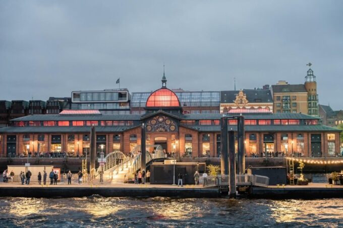 Hamburg: 1.5-Hour Evening Lights Harbour Cruise on a Ship - Additional Information