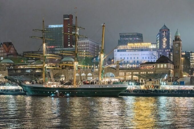 Hamburg: 1.5-Hour Evening Lights Harbour Cruise on a Ship - Frequently Asked Questions