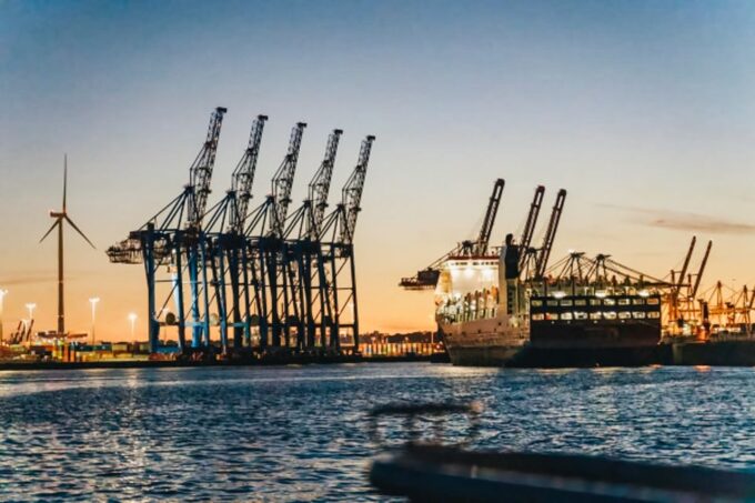 Hamburg: 1.5h Grand Harbor Evening Lights Cruise - Hamburgs Harbor District