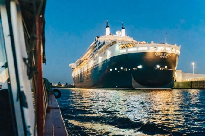 Hamburg: 1.5h Grand Harbor Evening Lights Cruise - Key Landmarks and History