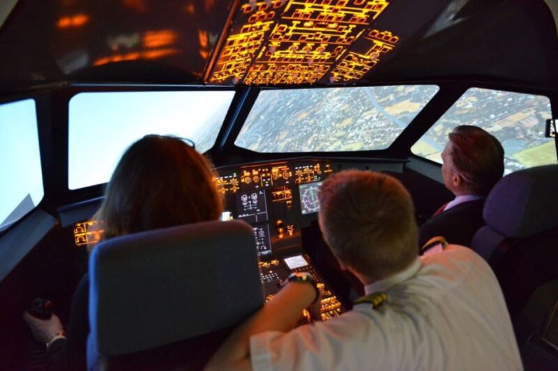 Hamburg: 1-Hour Airbus A320 Flight Simulator Private Tour - Tour Duration and Group Size