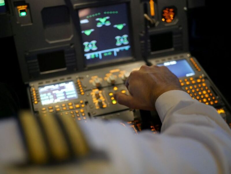 Hamburg: 1-Hour Airbus A320 Flight Simulator Private Tour - Accessibility and Restrictions