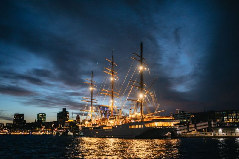Hamburg: 1-Hour Harbor Evening Lights Cruise - Live Commentary