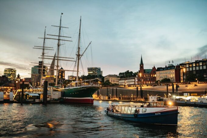 Hamburg: 1-Hour Harbor Evening Lights Cruise - Multilingual Audio Guide