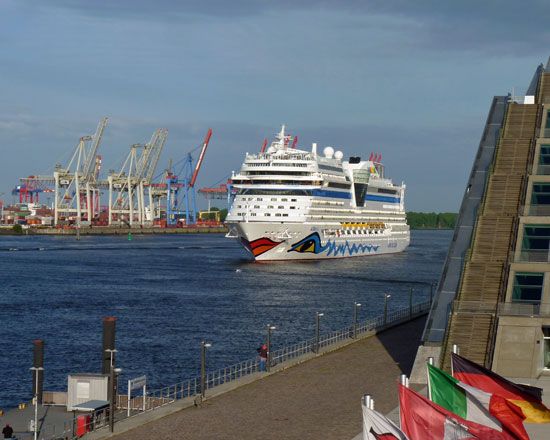 Hamburg: 2-Hour Tour Along the Elbe - Architectural Exploration
