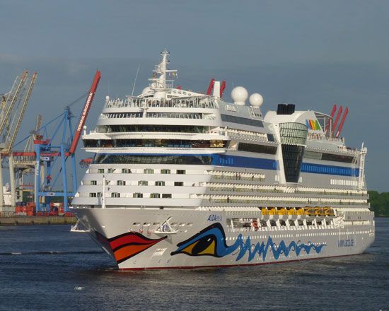 Hamburg: 2-Hour Tour Along the Elbe - Local Market Visit