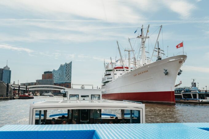 Hamburg: 2-Hour XXL Port of Hamburg Cruise Tour - Pet-Friendly Cruise