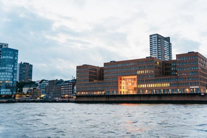 Hamburg: 90-Minute Evening Lights Harbor Cruise - Sparkling Lights and Sights