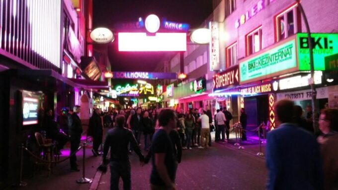 Hamburg: Bachelor(Ette) Premium Party With Pub Crawl - Guided Pub Exploration