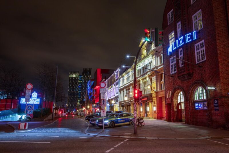 Hamburg Combi: 1.5h Evening Cruise & 2h Reeperbahn Tour - Age Restrictions