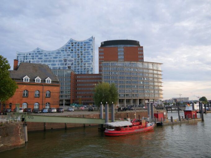 Hamburg: Elbphilharmonie Plaza Guided Tour - Controversy Surrounding the Elbphilharmonie Project
