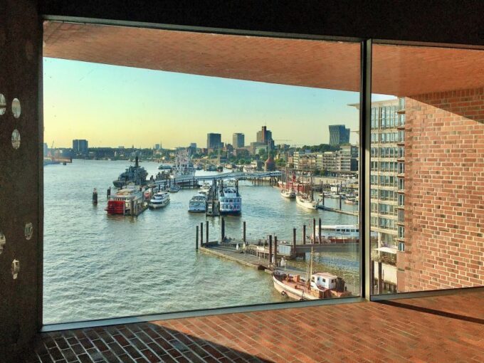 Hamburg: Elbphilharmonie Plaza, Highlights & Surroundings - Landmark: The Elbphilharmonie
