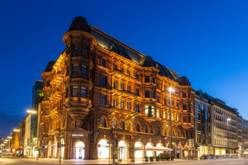 Hamburg: First Discovery Walk and Reading Walking Tour - App and Navigation