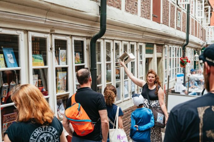 Hamburg: Guided Walking Tour for Magic Fans - Tour Guide and Language