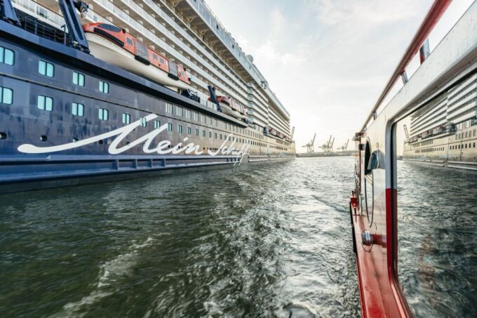 Hamburg: Harbor Cruise With Wine and Cheese - Exploring the City Skyline