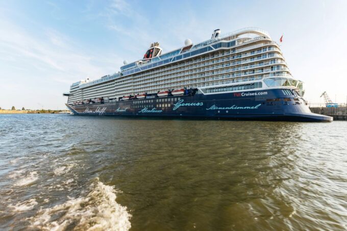 Hamburg: Harbor Cruise With Wine and Cheese - Live Commentary and History