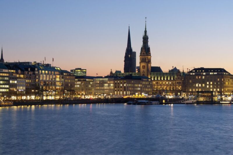 Hamburg: Highlights Self-Guided Scavenger Hunt and City Tour - Exploring the Townhall and St. Peters Church