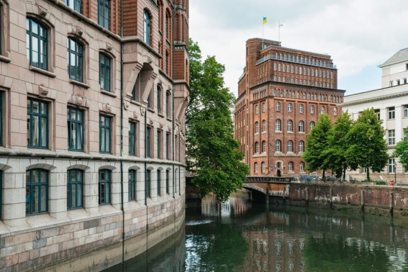 Hamburg: Hop-On Hop-Off Bus With Alster or Harbor Cruise - Starting Locations