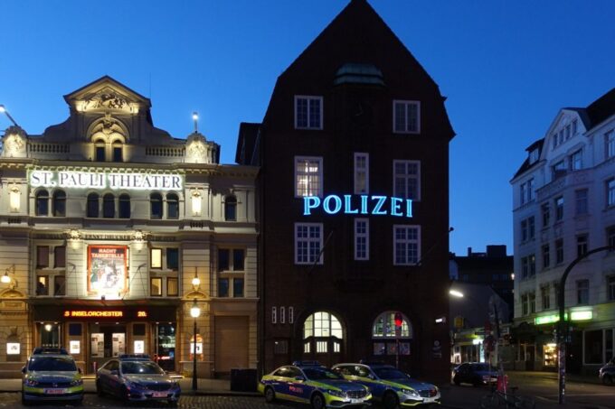 Hamburg: In the Footsteps of Olivia Reeperbahn Tour - Davidwache Police Station Visit