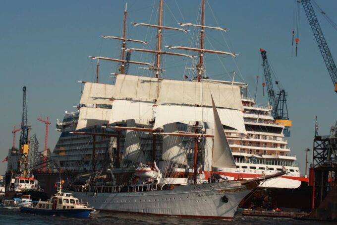 Hamburg: Line F Hop-On Hop-Off Bus and Boat Tour - Accessibility and Accommodations