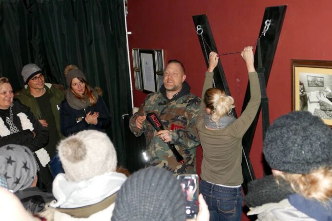Hamburg: Olivia Jones Tour With Iconic Barker Fabian - Visiting the S&M Studio