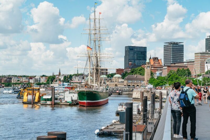 Hamburg: Port of Hamburg Cruise Tour - Cruise Boat Features