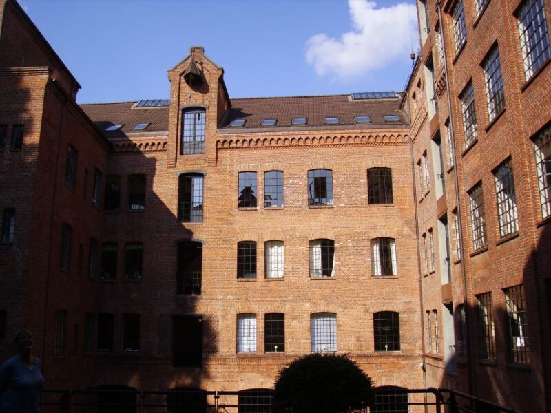 Hamburg: Private Tour - Schanzenviertel & Karolinenviertel - Engaging Storytelling