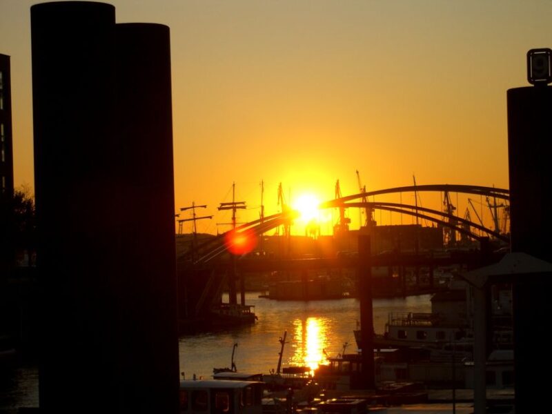 Hamburg: Private - Town Hall, Speicherstadt, Elbphilharmonie - Meeting Point and Transportation