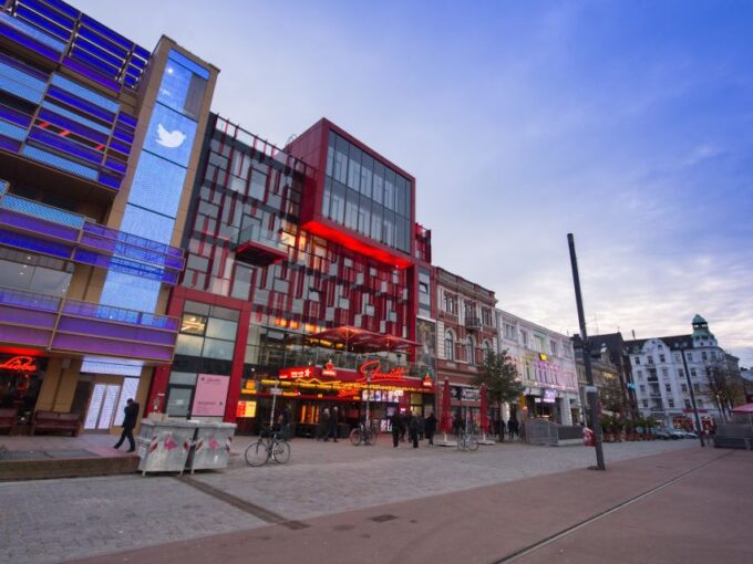 Hamburg: Reeperbahn & St Pauli Guided Tour With Kiez Insider - Exploring St. Pauli
